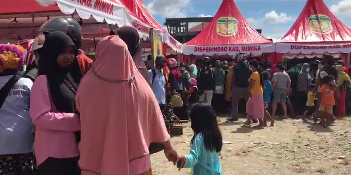 pasar-murah-disperindag-mimika-picu-kerumunan-warga
